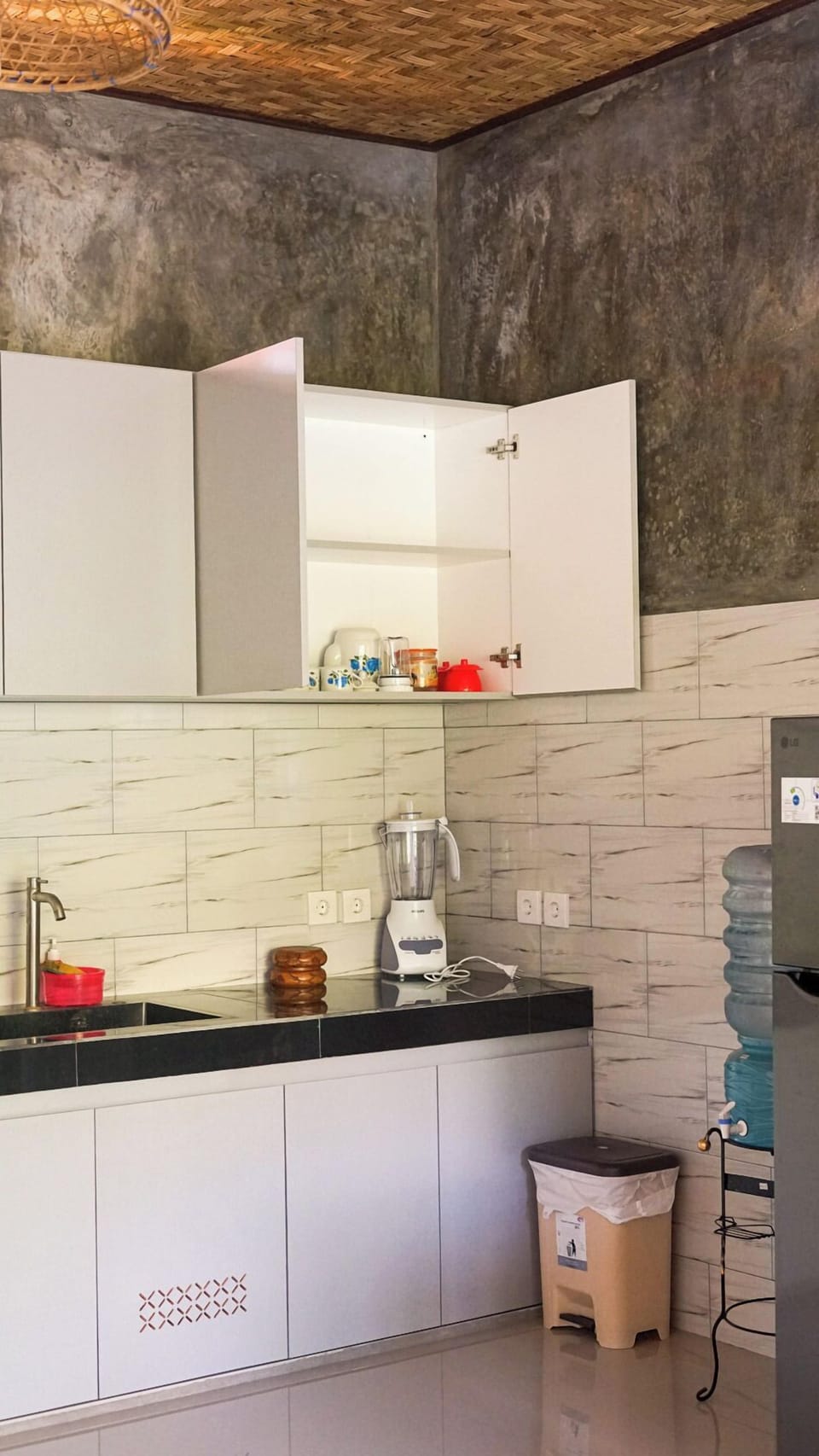 Deluxe Double Room, Balcony, Hill View | Shared kitchen | Stovetop, cookware/dishes/utensils