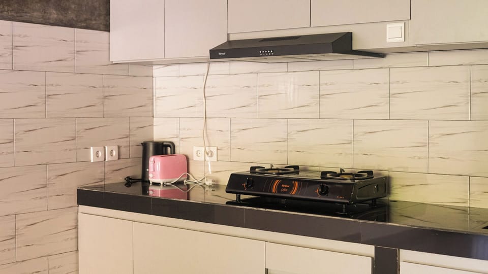 Deluxe Double Room, Balcony, Hill View | Shared kitchen | Stovetop, cookware/dishes/utensils