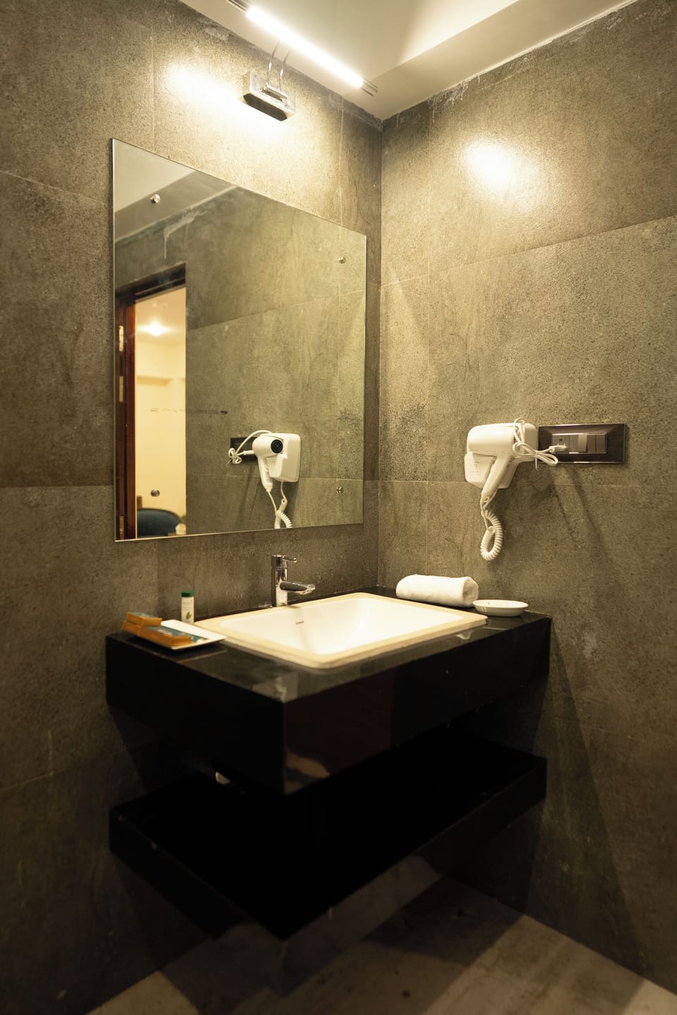 Classic Double Room | Bathroom | Shower, slippers, towels, soap