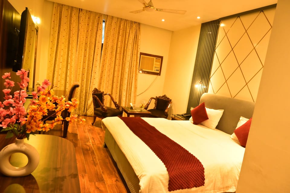 Superior Double Room, Garden View | Desk, laptop workspace, soundproofing, iron/ironing board