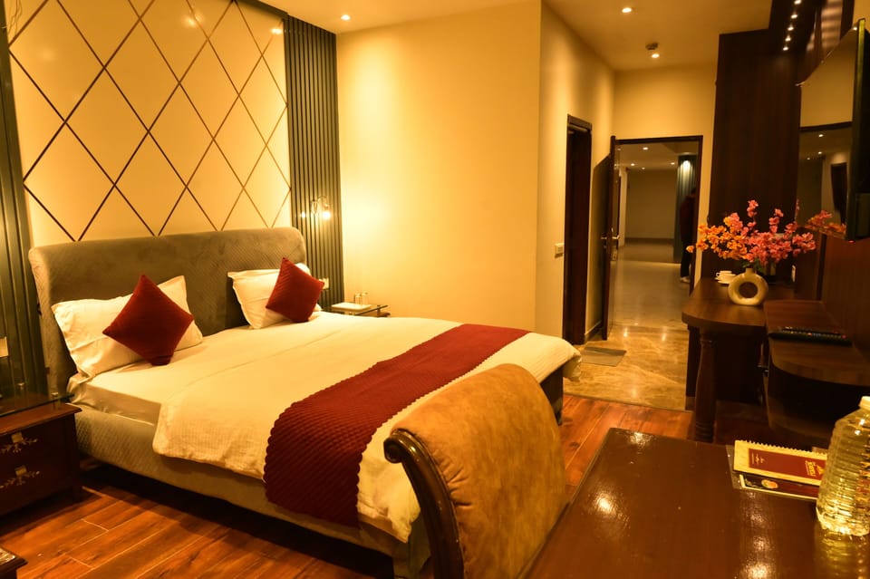 Deluxe Double Room | Desk, laptop workspace, soundproofing, iron/ironing board
