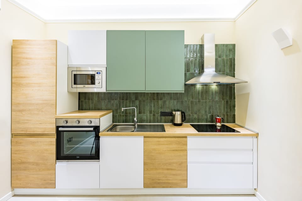 Apartment (4 Bedrooms) | Private kitchen | Microwave, oven, stovetop, dishwasher