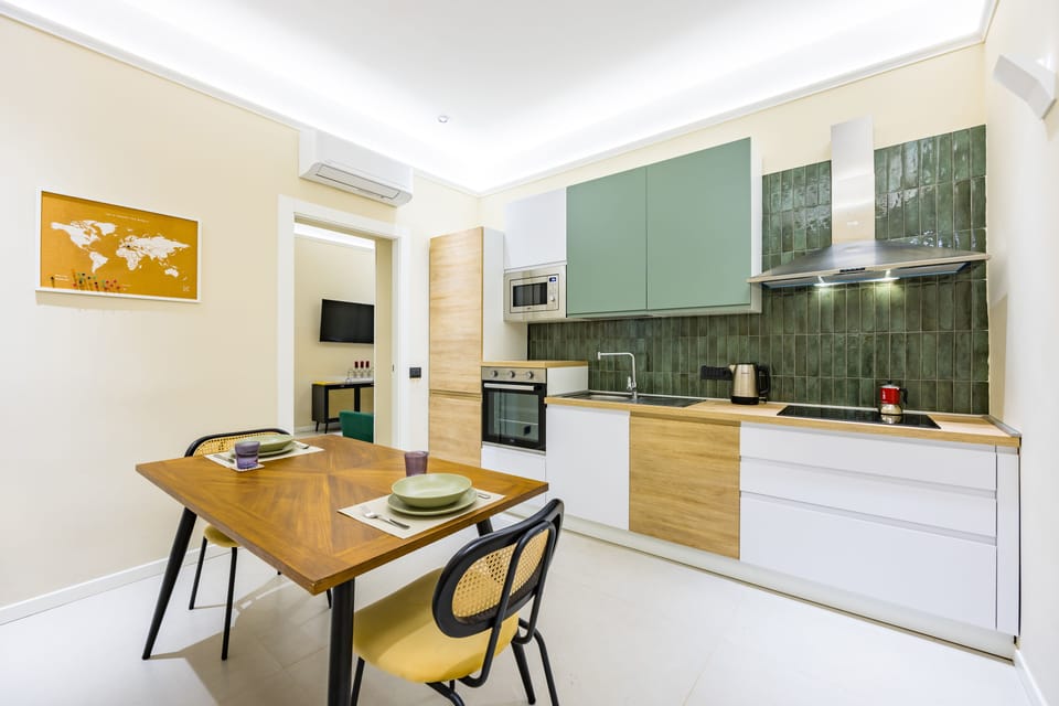 Apartment (4 Bedrooms) | Private kitchen | Microwave, oven, stovetop, dishwasher