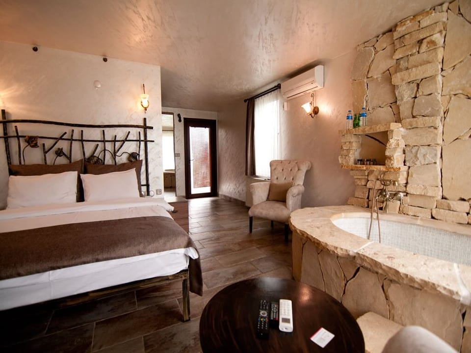Exclusive Double Room, 1 King Bed, Smoking, Garden View