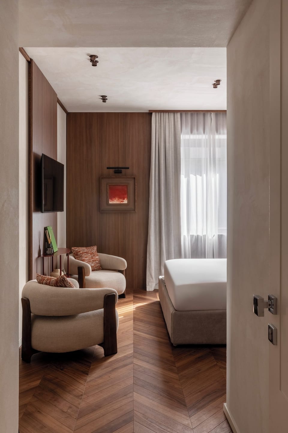 Deluxe Room | Minibar, in-room safe, desk, laptop workspace