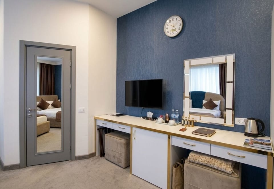Luxury Room | Premium bedding, down comforters, pillowtop beds, minibar