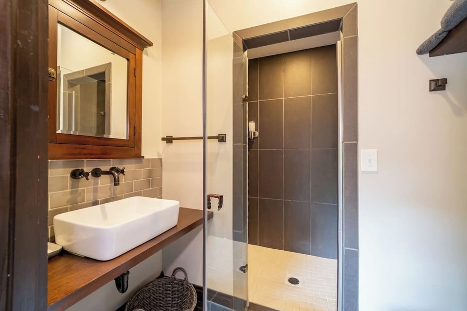 Room #2's en suite full bathroom