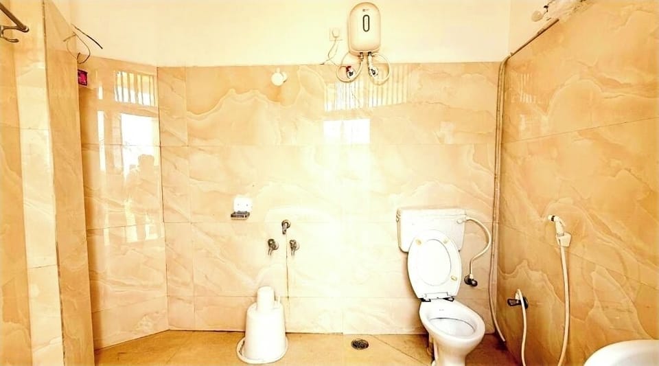 Superior Quadruple Room | Bathroom | Shower, rainfall showerhead, bidet, towels