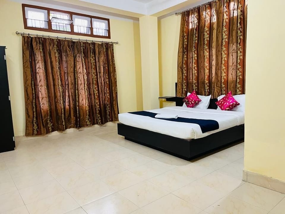 Deluxe Room | Desk, rollaway beds, free WiFi, bed sheets