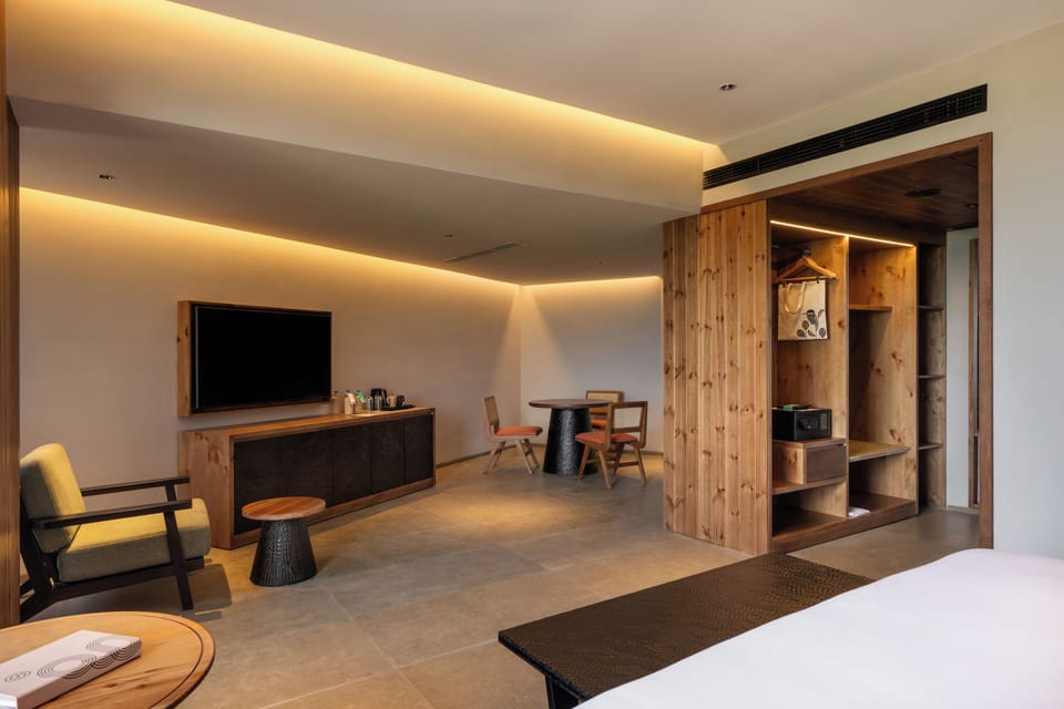 Estate House - Studio | Living area | 55-inch Smart TV with cable channels, Netflix, books