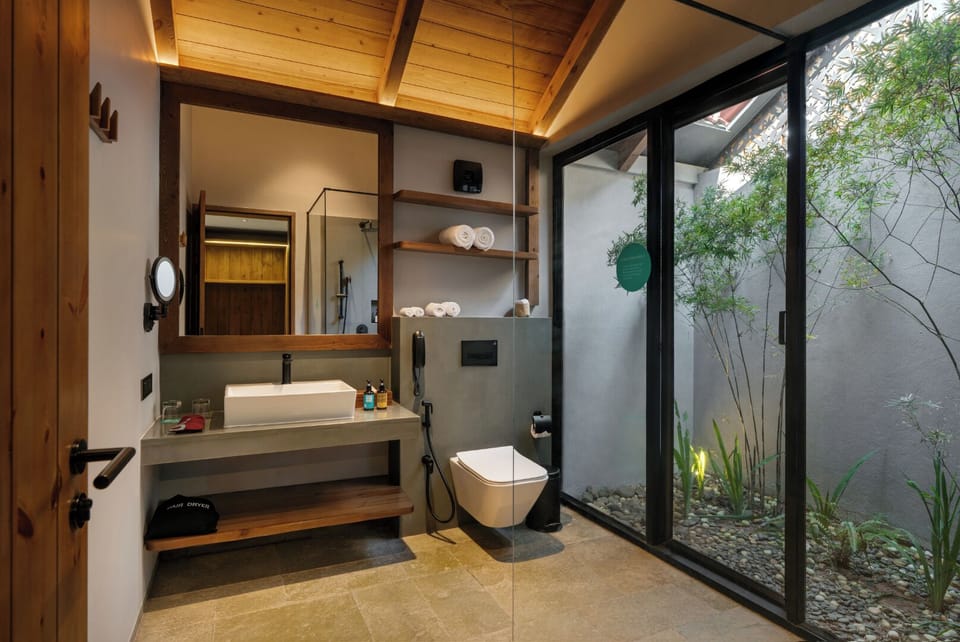 Shower, rainfall showerhead, free toiletries, hair dryer