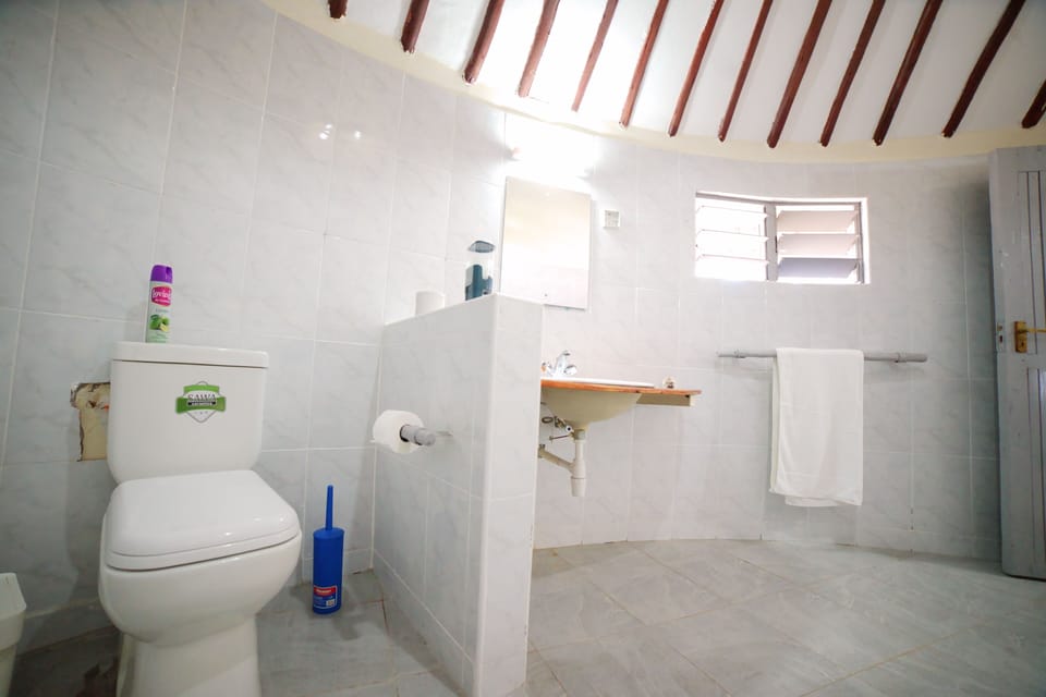 Luxury Double Room, Lake View | Bathroom | Slippers