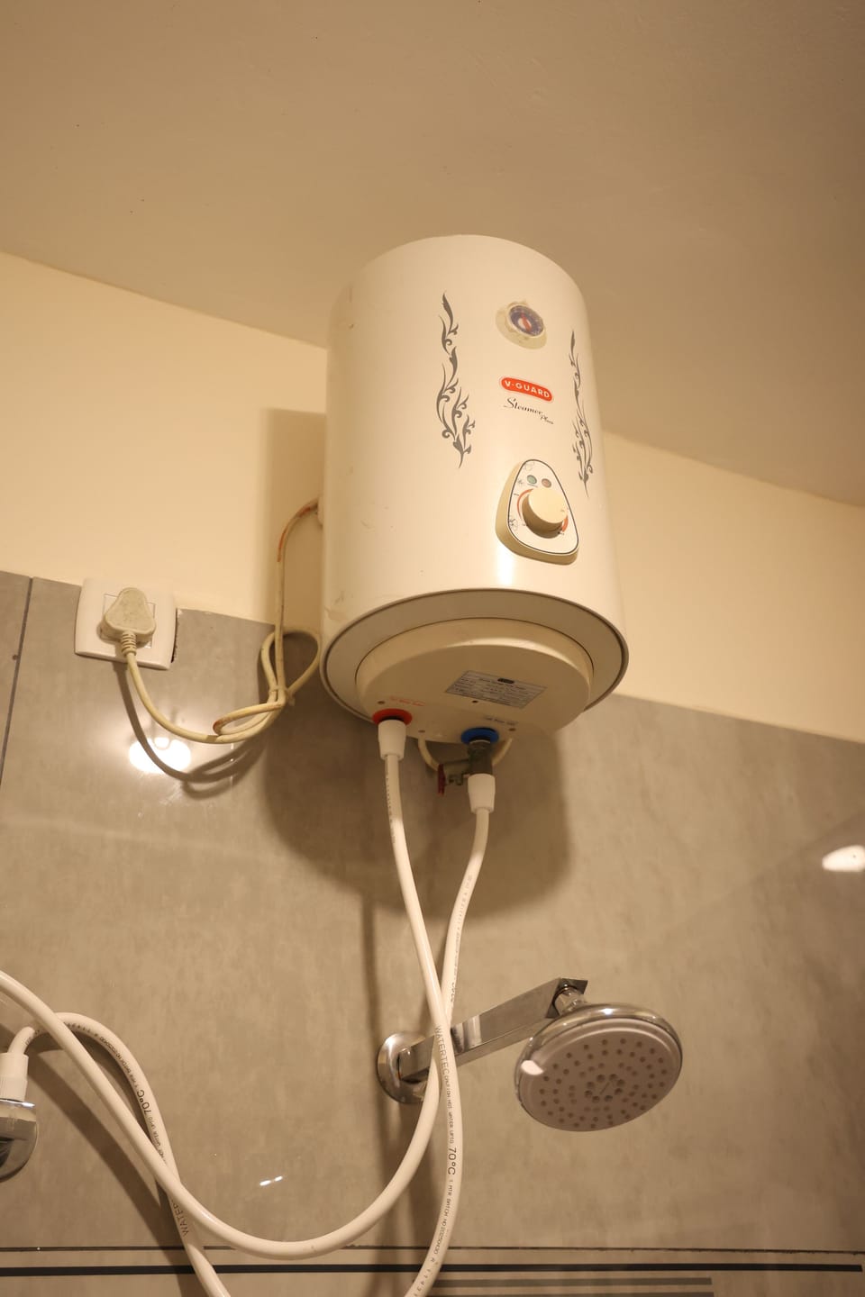 Deluxe Double or Twin Room, Balcony | Bathroom | Shower, free toiletries, soap, shampoo