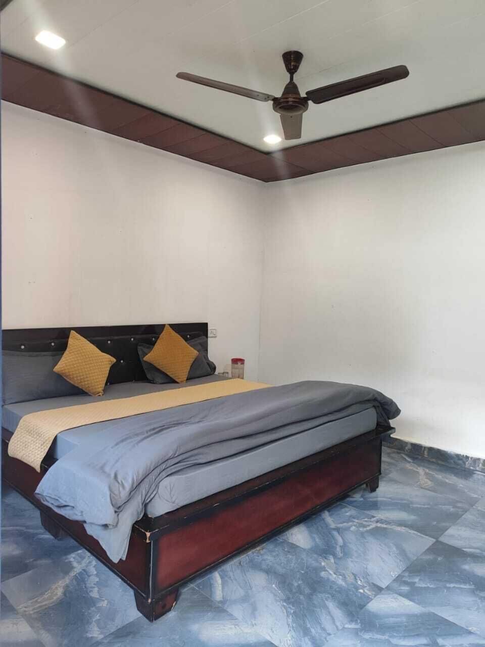 Double Room | Rollaway beds, bed sheets