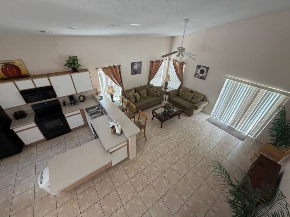 House, 4 Bedrooms | Living area