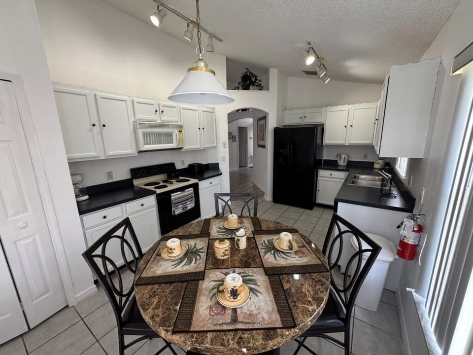 House, 3 Bedrooms | Private kitchen