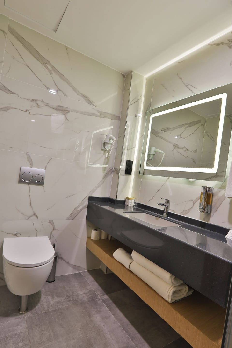 Comfort Twin Room, City View | Bathroom | Shower, free toiletries, hair dryer, slippers