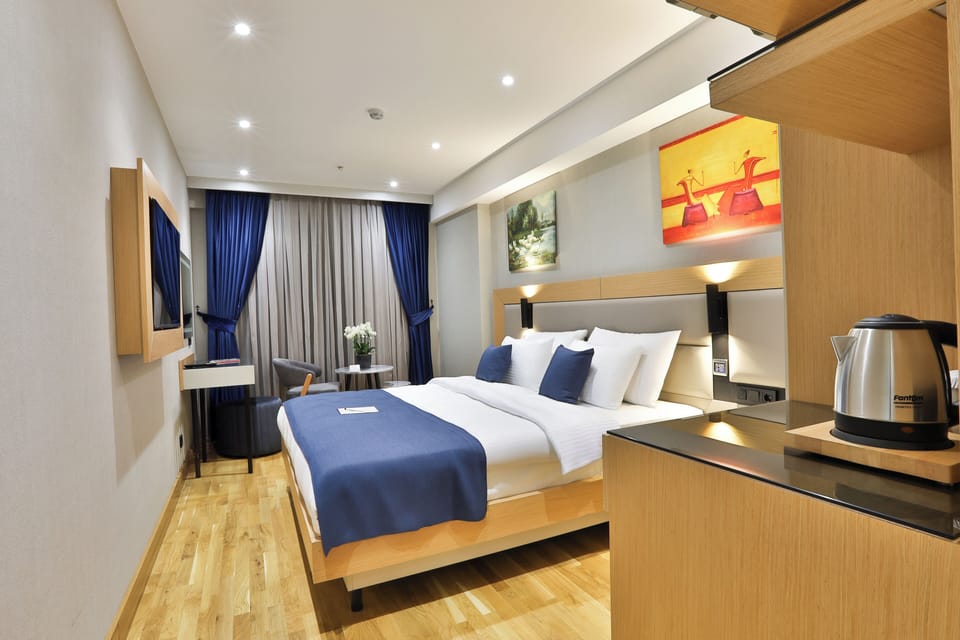 Premium Room, 1 King Bed, City View | Premium bedding, in-room safe, soundproofing, free WiFi