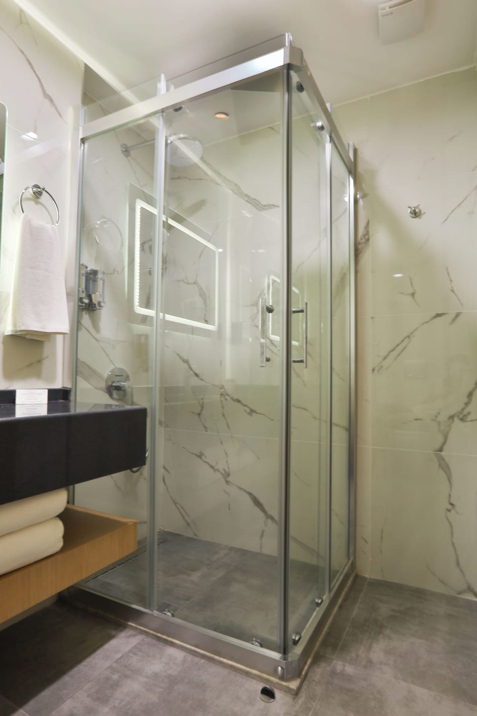 Comfort Twin Room, City View | Bathroom | Shower, free toiletries, hair dryer, slippers