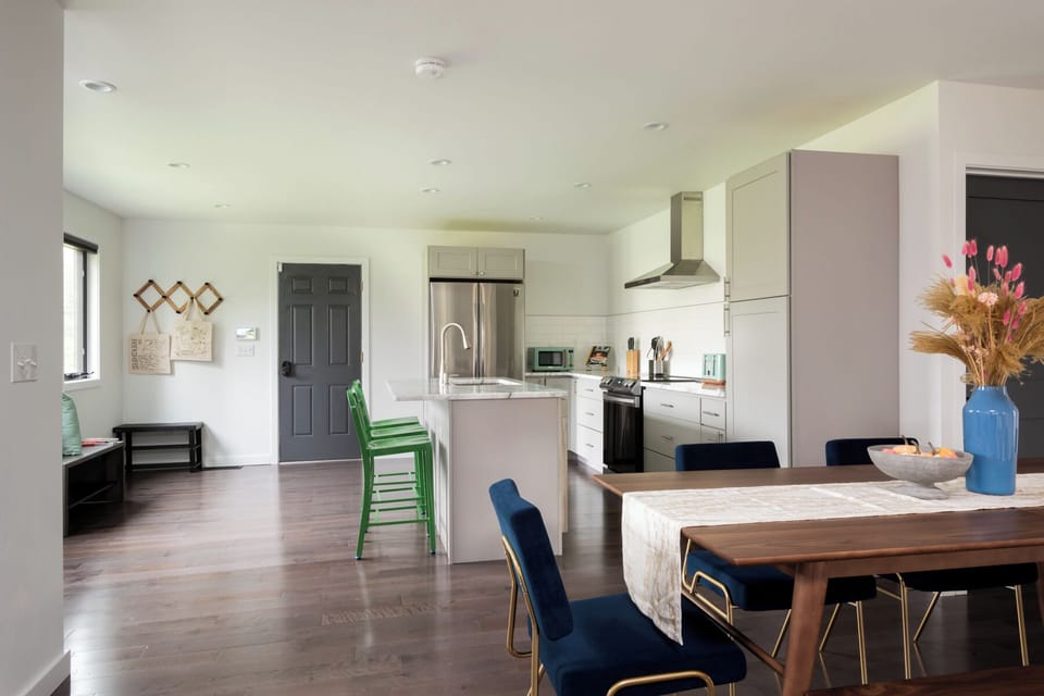 Dining space with seamless flow into the kitchen