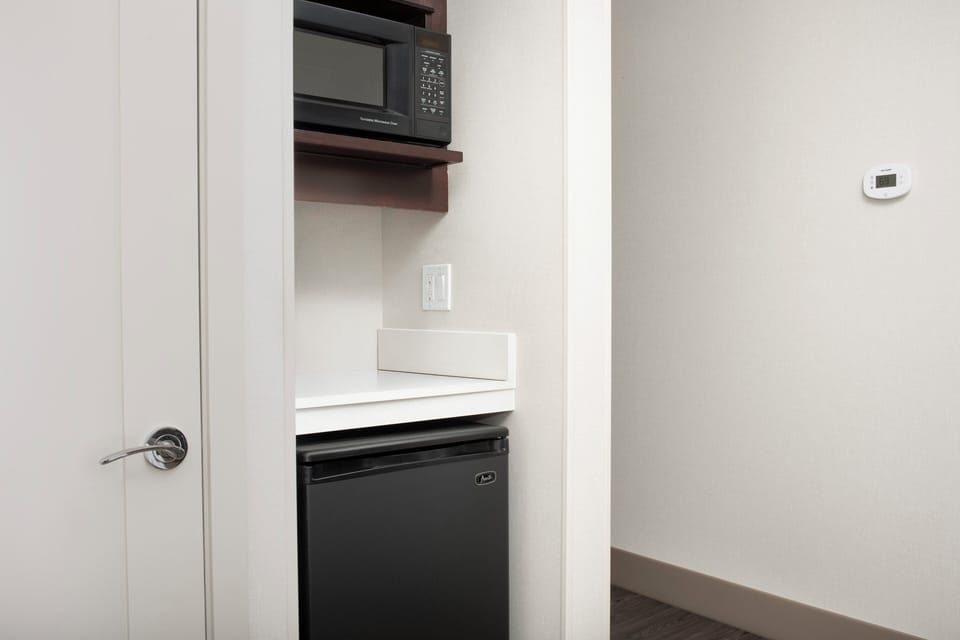 Premium bedding, in-room safe, desk, iron/ironing board