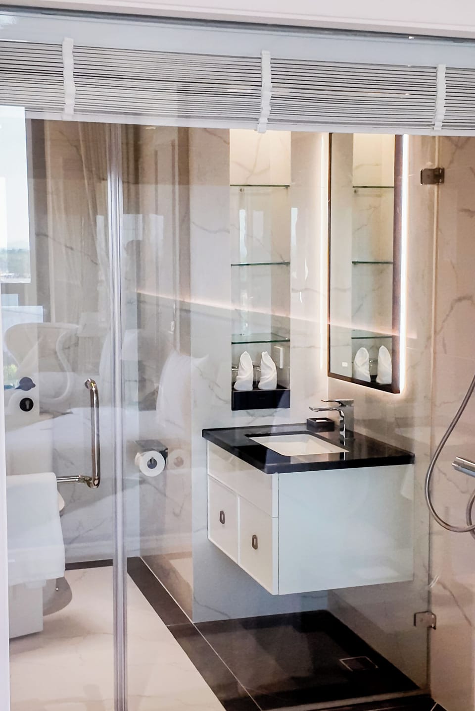 Executive Twin Room | Bathroom | Free toiletries, hair dryer, slippers, towels