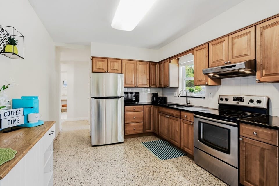 Full Kitchen No Diswasher