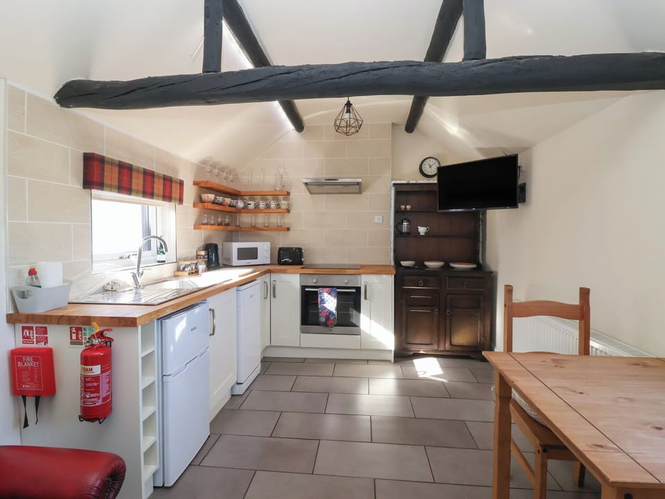 Cottage | Private kitchen | Fridge, microwave, dishwasher, toaster