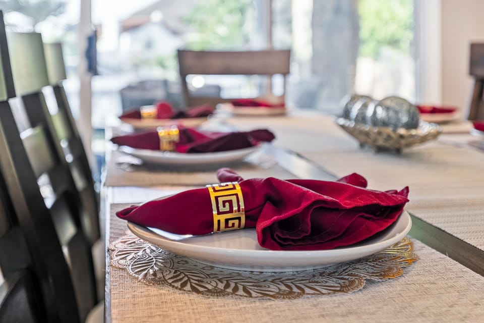 Elegant dining table setup – the perfect touch for family dinners