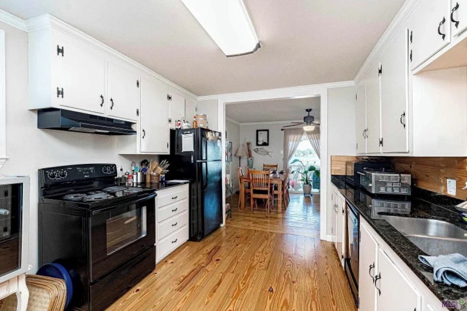 KITCHEN PELICAN