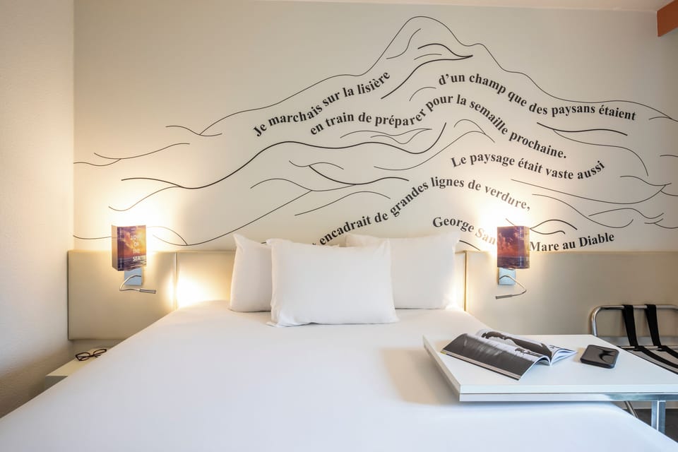 Standard Room, 1 Double Bed | In-room safe, desk, laptop workspace, blackout drapes