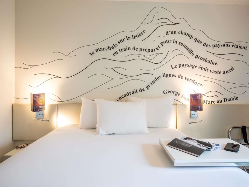 Standard Room, 1 Double Bed | In-room safe, desk, laptop workspace, blackout drapes