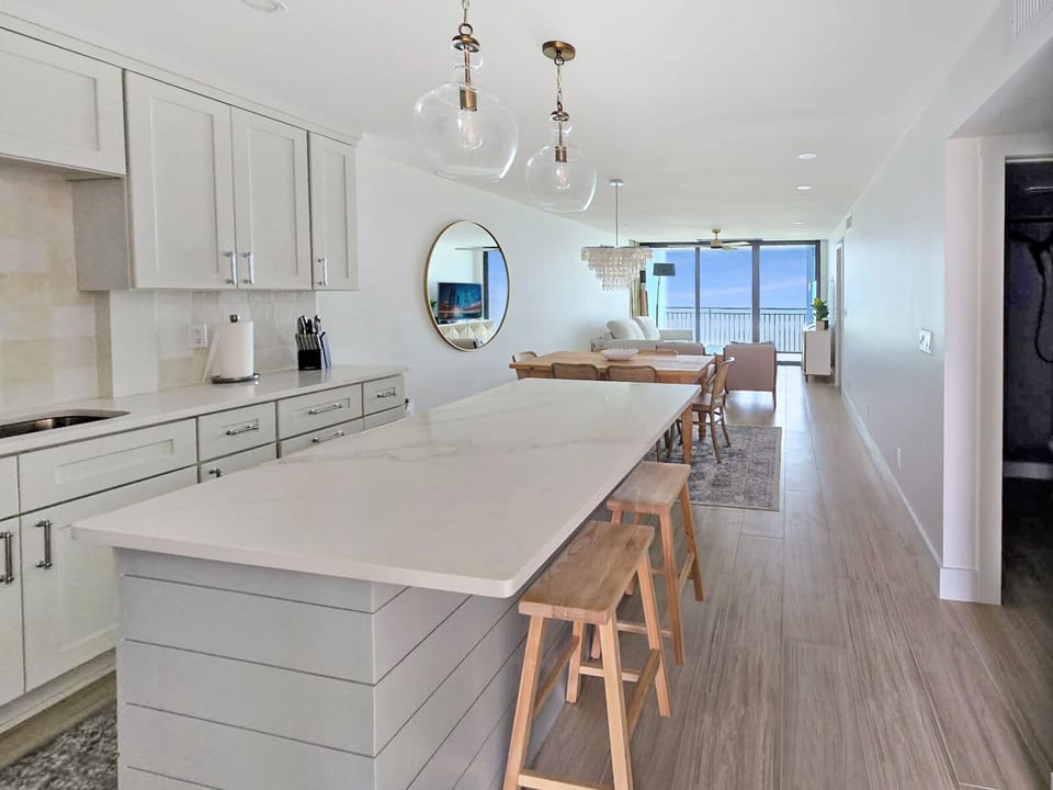 Quartz Countertops, 2 Bar Stools, 6 Dining Seats