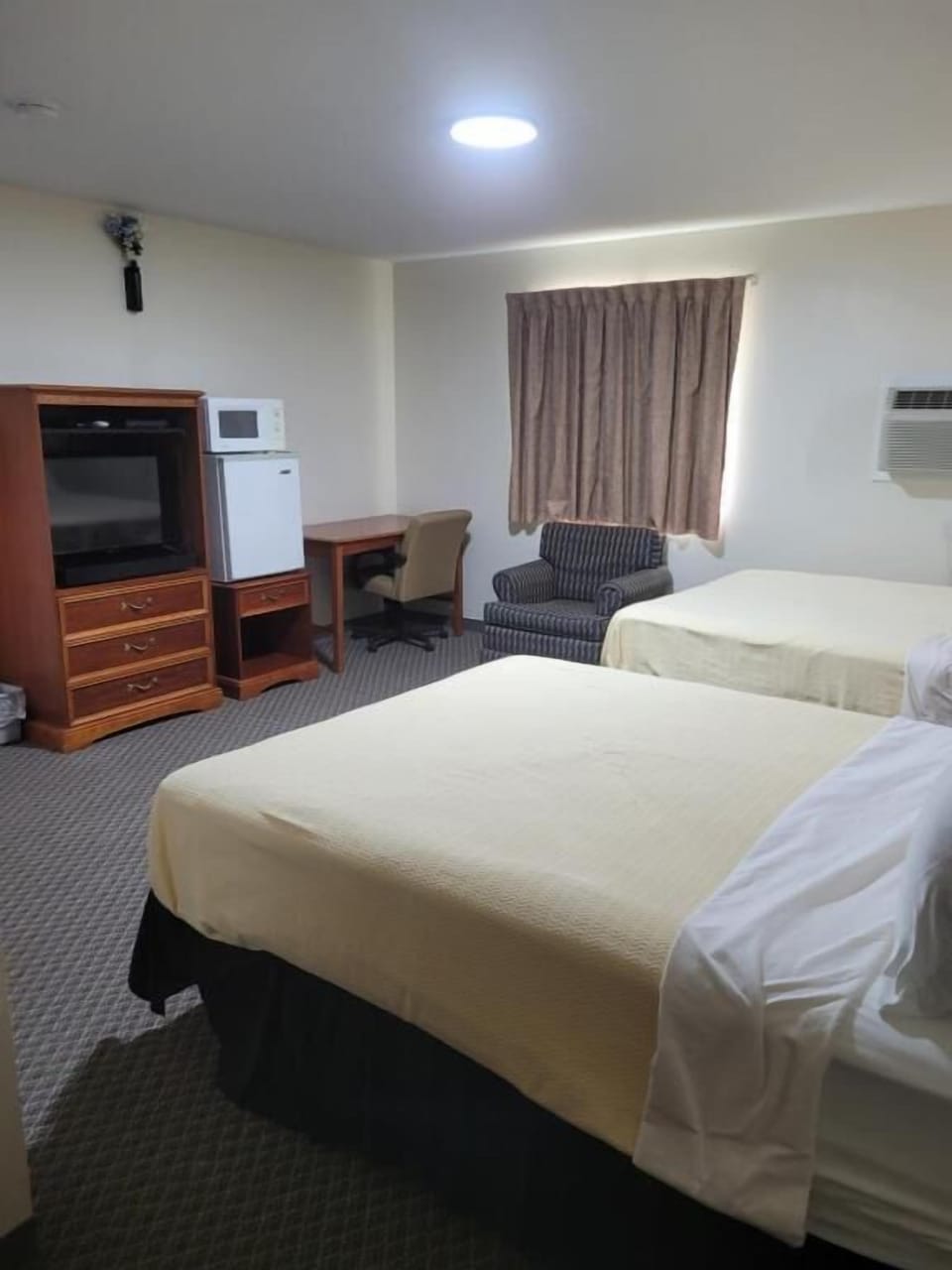 Blackout drapes, free WiFi, bed sheets