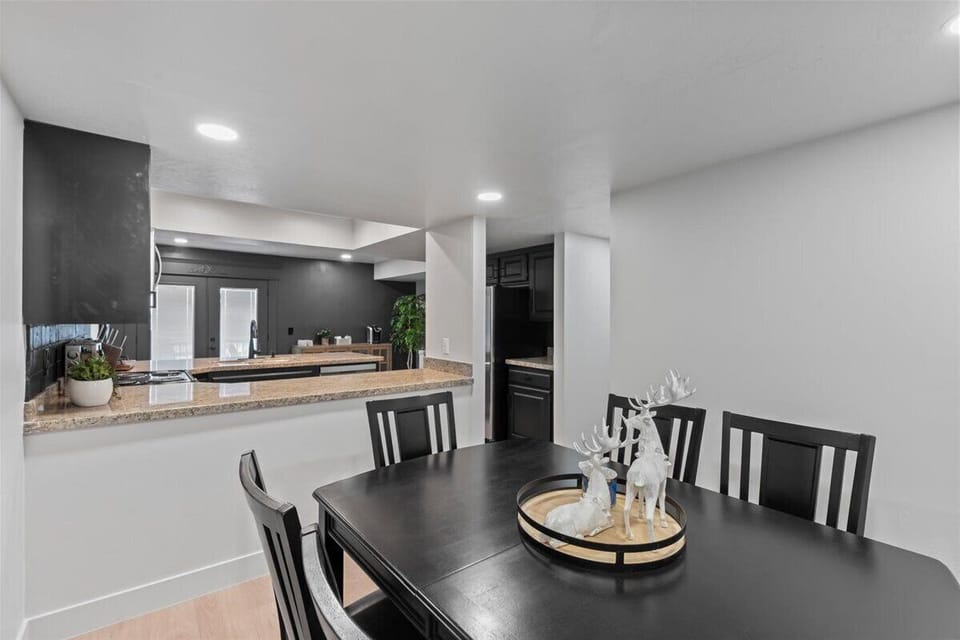 Dining to kitchen