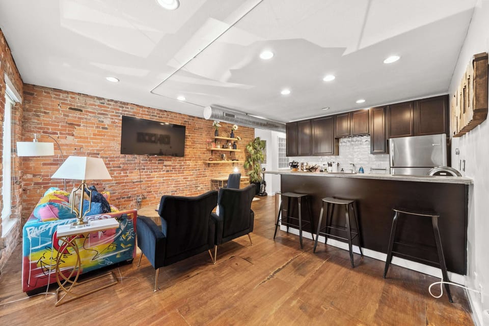 Condo, 1 Queen Bed, Kitchen, City View (Short North Lounge) | Interior