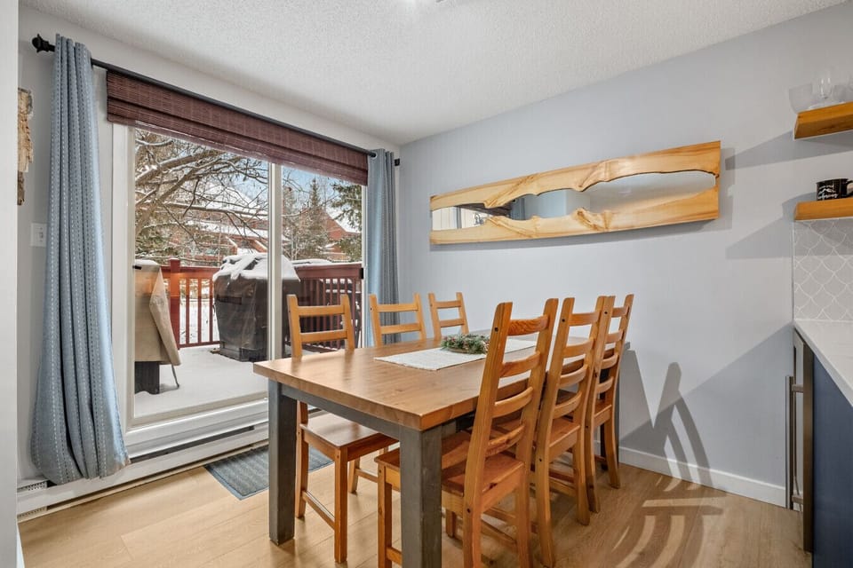Dining area with seating for 6 and access to the private patio space with a BBQ and mountain/resort views.