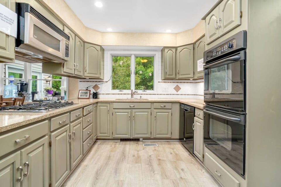 Full kitchen (double oven visible) — “Kitchen built for group cooking”
