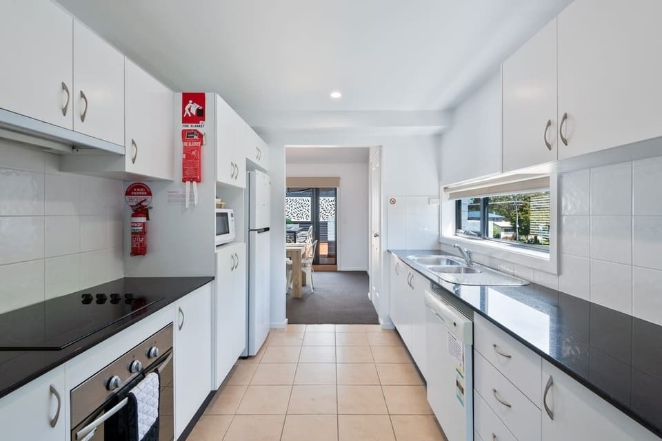 'Orion' accommodation in Huskisson's full kitchen with oven, dishwasher, stove etc.