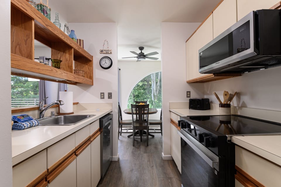 Condo, 1 Bedroom | Private kitchen | Fridge, oven, coffee/tea maker, toaster