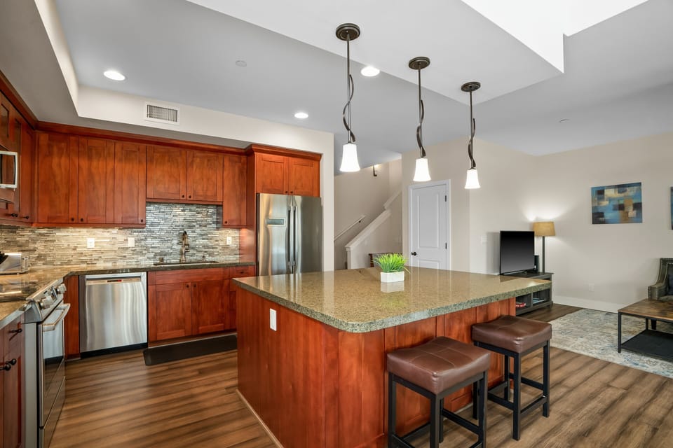 Condo, 3 Bedrooms | Private kitchen | Fridge, oven, coffee/tea maker, toaster