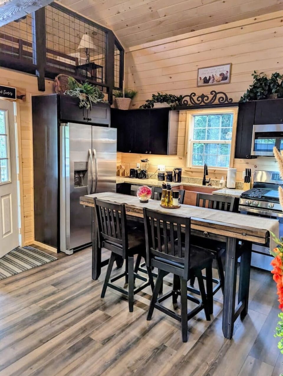 ️ Full Kitchen – Prepare local favorites easily with an gas range/oven, microwave, refrigerator/freezer, dishwasher, pots, pans, and a Keurig with plenty of K-cups.