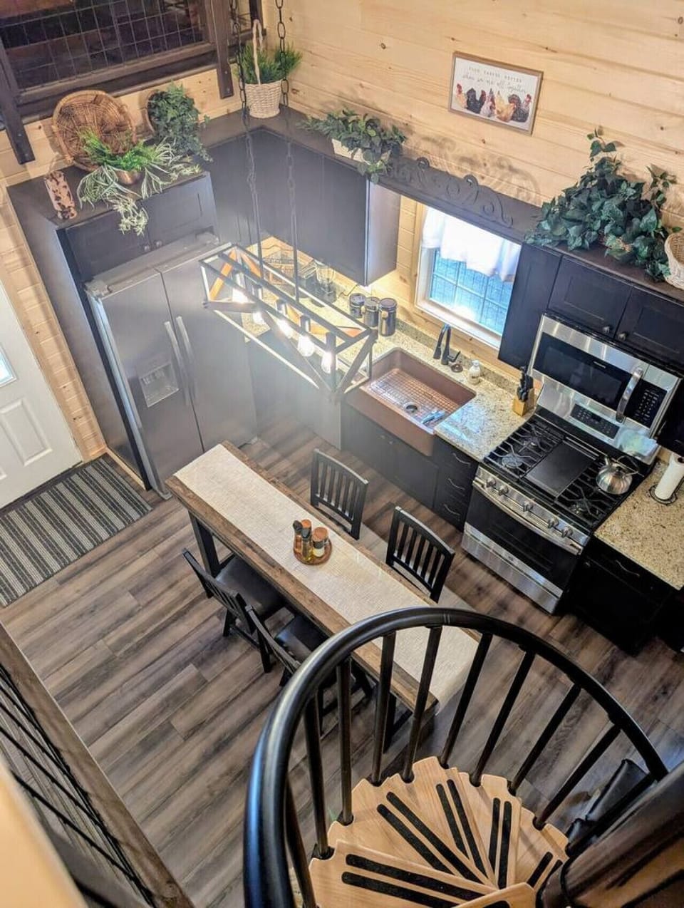 ️ Full Kitchen – Prepare local favorites easily with an gas range/oven, microwave, refrigerator/freezer, dishwasher, pots, pans, and a Keurig with plenty of K-cups.