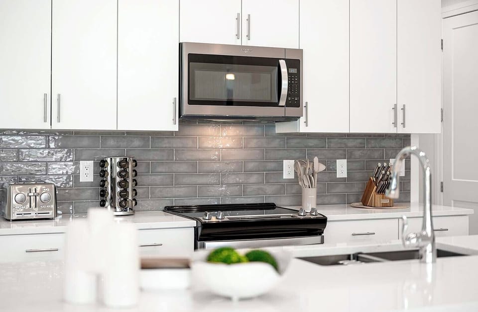 Modern Stainless Appliances and Fully Equipped Kitchen