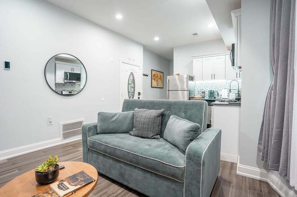 The Loft at Cedar Park: Fully equipped kitchen with full-size appliances.