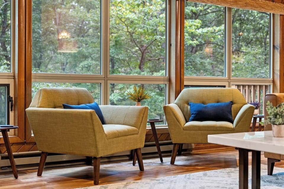 Look out of the wall of living room windows and you're at tree level. 
