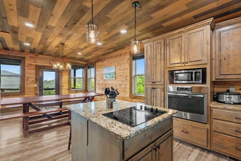 Kitchen & Dining: Spacious layout with mountain views, perfect for cooking and gatherings!