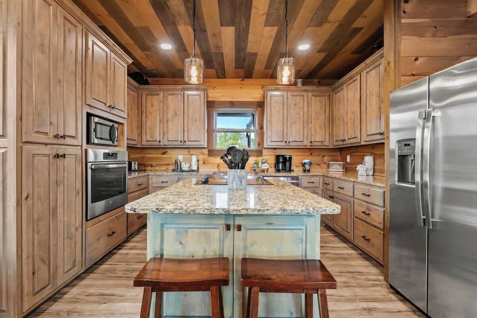 Kitchen: Bright space with granite counters and rustic charm for delicious meals!
