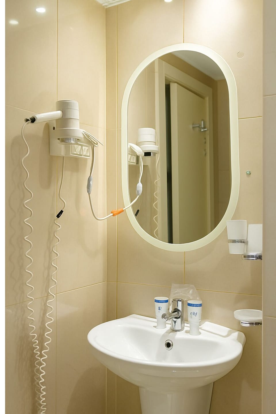 Combined shower/tub, hair dryer, bidet, towels