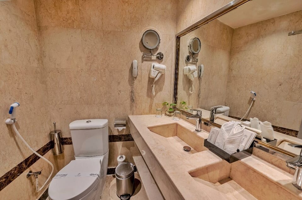 Classic Triple Room | Bathroom | Soap, shampoo, toilet paper